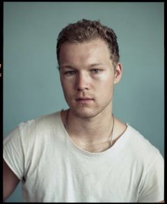 Angus O'Brien interpreta Mark Williams