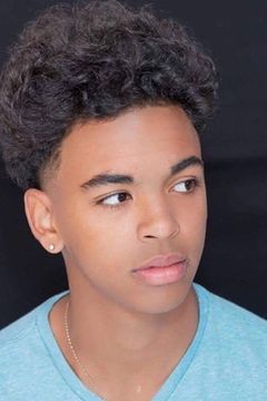 Coledyn Garrow interpreta Trampoline Khaki Scout