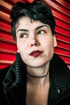 Candace Lauren Ostler interpreta Lena