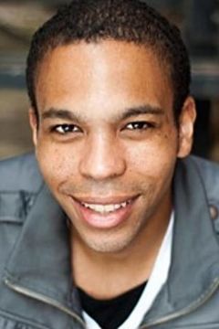 Jason Shavers interpreta Singing Waiter 1