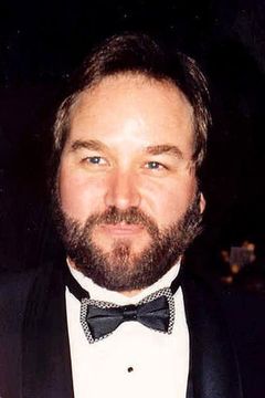 Richard Karn interpreta Patrick Framm