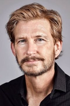 Bill Brochtrup interpreta Larry