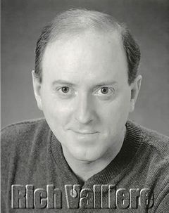 Rich Valliere interpreta Leonard Glass