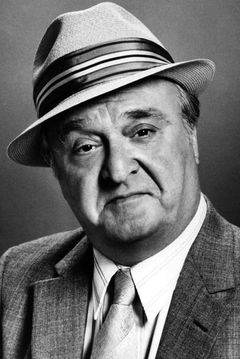Vincent Gardenia interpreta Det. Frank Ochoa