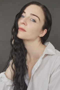 Dani Swan interpreta Woman in Red