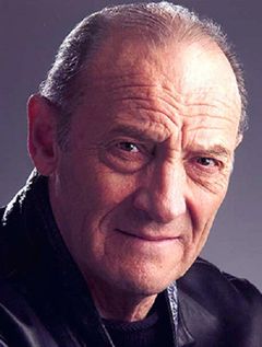 Stan Carp interpreta Don Luchese