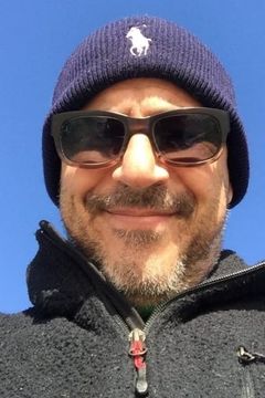 Dino Anello interpreta Leon, the Dealer