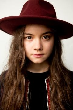 Hannah Schiller interpreta Helen Fiedler