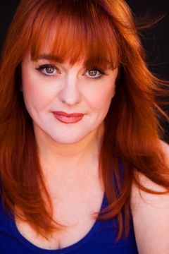 Julie Brown interpreta Chloe