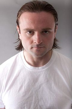 Michael John Lane interpreta Gerald
