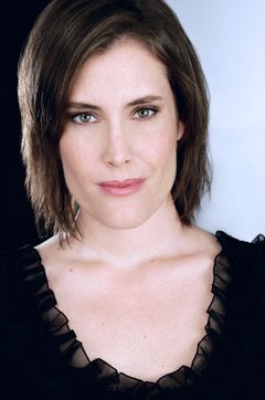 Anna Robertson interpreta Mother of the Bride