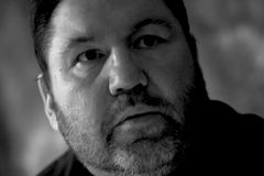 Ricky Grover interpreta Hamish