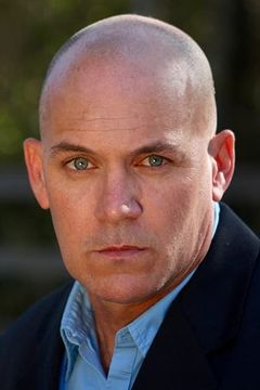 Patrick Constantine Bertagnolli Jr. interpreta Officer Cazzuto