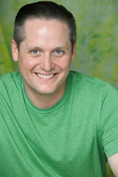 Nick Baker interpreta Deputy