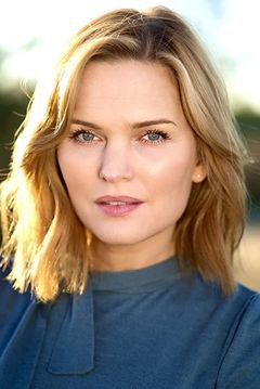 Sunny Mabrey interpreta Courtney