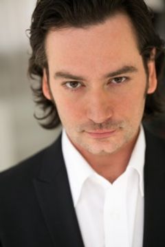 Constantine Maroulis interpreta Record Executive