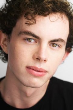 Max MacKenzie interpreta John Anderson