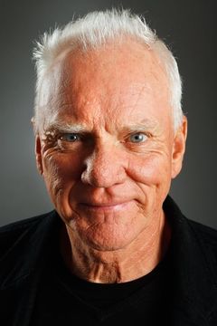 Malcolm McDowell interpreta Stanton Infeld