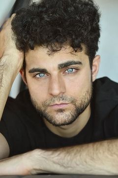 Aidan Bristow interpreta Scott Giorna