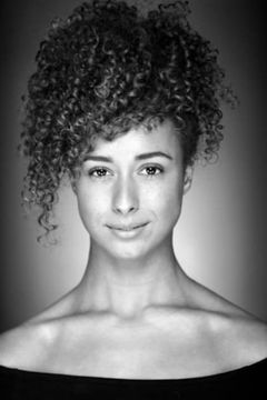 Paige Drury-Lawrence interpreta Debutante