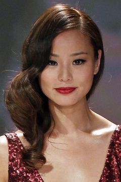 Jamie Chung interpreta Suzy Lee