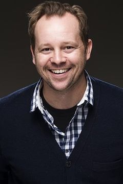 Joshua Harto interpreta Lloyd Stanton