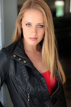 Ramsey Hanchette interpreta Waitress