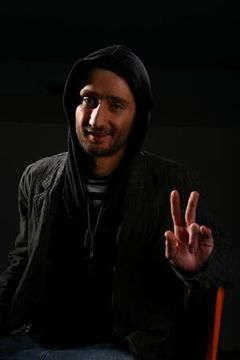 Misha Meskhi interpreta Nika