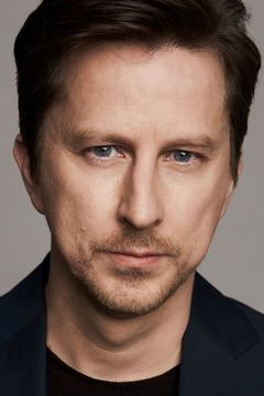 Lee Ingleby interpreta John Bacchus