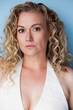 Liza Jaine interpreta Natalie