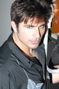 Pavan Grover interpreta Anan