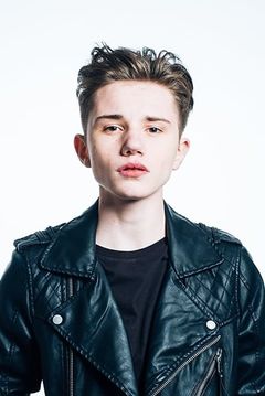 Zak Sutcliffe interpreta Luke