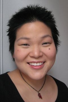 Holly Chou interpreta Lisa Sanderson