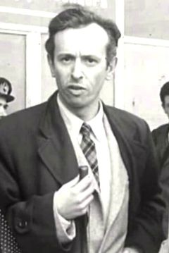 Carlo Mazzarella interpreta presentatore
