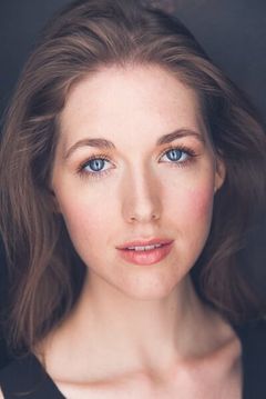 Emma Clare O'Connor interpreta Evelyn