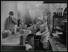 Kitty McHugh interpreta Minor Role (uncredited)