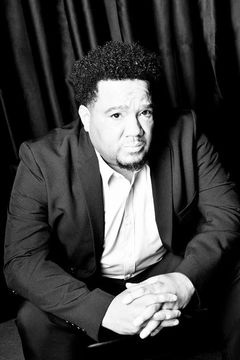 Marc T. Lewis interpreta Tony