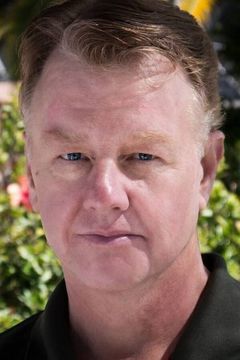 Scott Waara interpreta Banker
