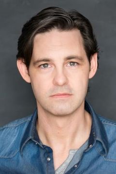 Matthew Edison interpreta Young Cop