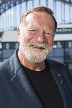 Jack Thompson interpreta Party Guest