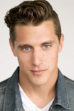 Curtis McGann interpreta Ryan