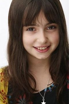 Daisy Doidge-Hill interpreta Sophie at 8 Years
