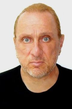 Geoffrey Giuliano interpreta Siris