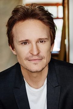 Damon Herriman interpreta Brucie