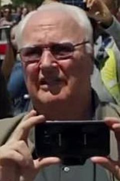 Jim Gunn Sr. interpreta Weird Old Man