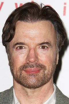 Paul Rhys interpreta Dr. Llewllyn Francis
