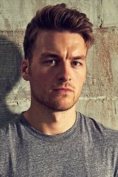 Matt Stokoe interpreta Captain Marcheaux