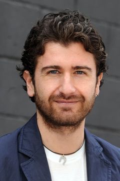Alessandro Siani interpreta Mattia Volpe