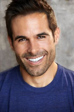 Christopher Wolfe interpreta Vlad