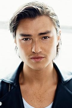 Tim Kano interpreta Gondorian Citizen (uncredited)